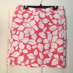 Hawaiian 🌺 coral and white skirt!